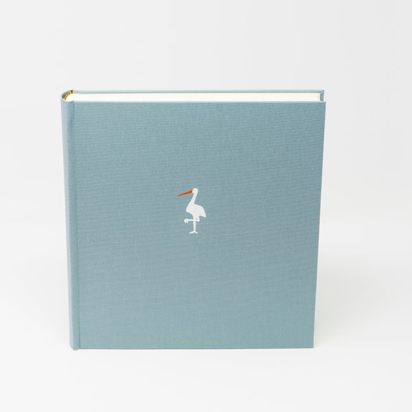 Babyfotoalbum, poederblauwe stoffen omslag, 30 x 30 cm, witte ooievaar