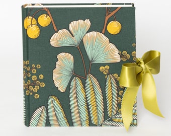 Fotoalbum,  23 x 24,5 cm,Ginkgo-Blätter, hellgrüne Satinschleife