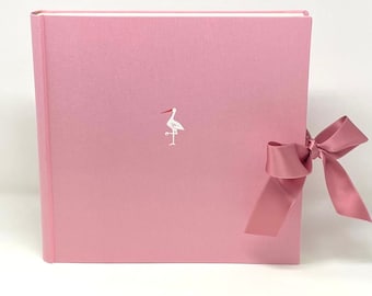 Babyfotoalbum, roze stoffen omslag, 23 x 24 cm, witte ooievaar