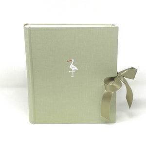 Personalisierbares Baby-Fotoalbum zur Geburt, Hochwertiges Erinnerungsalbum im Format 20 x 24 cm, schilfgrün, 30 Blätter/60Seiten