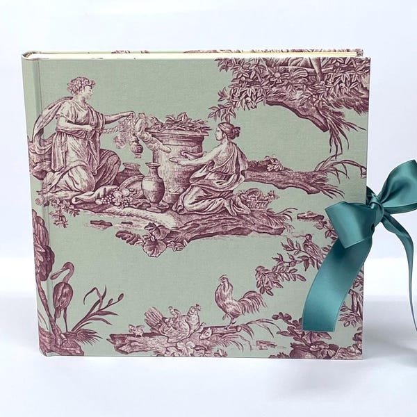 Fotoalbum met klassieke binding, in saliegroen/rood Toile de Jouy-stof, formaat: 30 x 30 cm, 30 vellen/60 pagina's