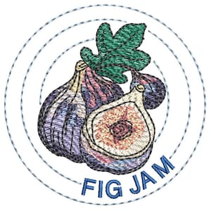 Op de afbeelding: Geborduurd ontwerp met vijgen en een groen blad, met de tekst "FIG JAM" in blauw. De vijgen zijn paars, roze en geel, met een doorsnede die de binnenkant laat zien. Het ontwerp is omlijst door concentrische cirkels.