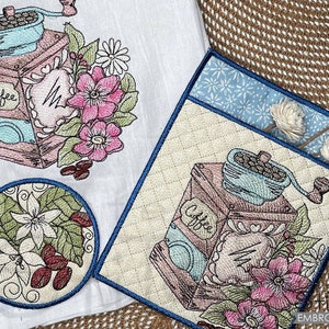 Puede incluir: Diseño bordado con un molinillo de café vintage con detalles florales. El diseño incluye la palabra "Café" y un motivo floral. El diseño es perfecto para una cocina o un amante del café.