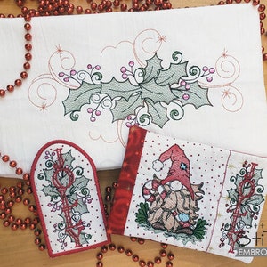 Puede incluir: Un conjunto de tres adornos navideños bordados con un gnomo, hojas de acebo y la palabra "Alegría". Los adornos están sobre un fondo blanco con cuentas rojas.