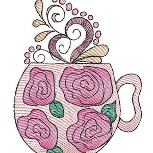 Könnte beinhalten: Eine rosa Keramiktasse mit Henkel, verziert mit rosa Rosen und grünen Blättern. Die Tasse hat ein verspieltes Design mit einem braunen Herzen und goldenen Schnörkeln oben.