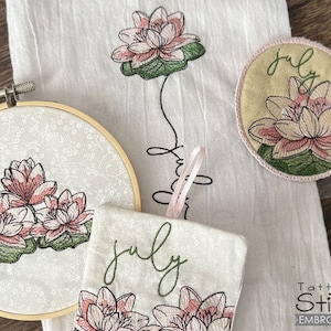 7 月のスイレン - 誕生月の花 - 刺繍バンドル - コースター、花柄、サシェ - ダウンロード可能な機械刺繍 - ライトフィルステッチ