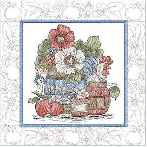 Könnte beinhalten: Ein Maschinenstickmuster mit einem zentralen Arrangement aus roten und weißen Blumen in einem blauen Fass, begleitet von zwei roten Äpfeln, einem kleinen Ziertopf und einer Hahnfigur, umrahmt von einer Bordüre aus gestickten Äpfeln und Blumen.