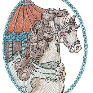 Op de afbeelding: Geborduurd ontwerp van een carrouselpaard met een vloeiende manen en bloemaccenten. Het paard staat tegen een achtergrond van een carrouseltelt, alles binnen een ovale lijst met een turquoise rand. Het kleurenpalet omvat beige, bruin, turquoise en roze.