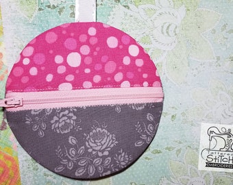 Öronproppar med dragkedja - väska i bågen - maskinbroderidesign. 5x7" båge direktnedladdning. Dragkedja-väska - med foder