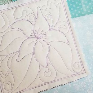 LILY QUILT BLOCK Stickerei – Blumen – Blumenblock – mehrere Größen – im Stickrahmen – durchgehende Linie – sofort herunterladbare Maschinenstickerei
