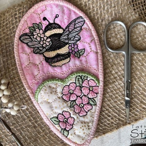 Bzzy BEE FLORAL Scissors Case EMBROIDERY - Sewing, Embroidery, Scissors Case, Vintage Embroidery - Fits a 5x7" Hoop - Embroidery Designs