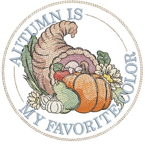 Puede incluir: Un fondo blanco redondo con un borde cosido marrón. El texto "El otoño es mi color favorito" está escrito en azul alrededor del borde. Dentro del círculo hay una cornucopia llena de una calabaza, ajo y otras verduras de otoño.