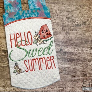 Pode incluir: Sacola branca acolchoada com um design bordado em vermelho e verde que diz "Hello Sweet Summer" com uma fatia de melancia e flores.