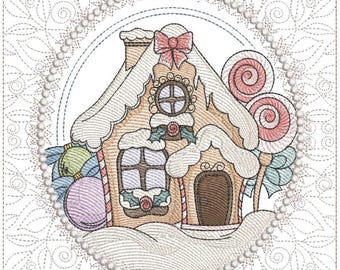 Op de afbeelding: Een gedetailleerd borduurontwerp van een peperkoekhuisje met een besneeuwd dak en snoepaccenten. Het huis heeft een roze strik, een rond raam en een bruine deur. Twee spiraallolly's en een besneeuwde basis maken de feestelijke scène compleet, omgeven door een gestippelde rand.