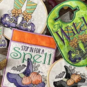 Peut inclure: Ensemble de cinq décorations de porte et ornements brodés sur le thème d'Halloween. Les motifs représentent des bottes de sorcière, des citrouilles, des chauves-souris et le texte "The Witch is in" et "Stop in for a Spell".