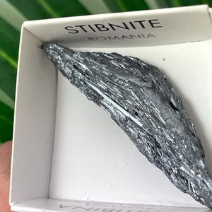 Naturlig Stibnit Antimonit från Rumänien – Skarp Metallisk Kristall, Mineralprov, Ask 4 x 4 cm