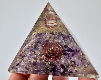 オルゴナイトピラミッド (6 x 6 cm) クォーツ、ハンドメイドスパイラル