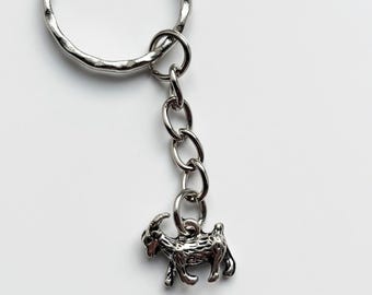 Miniaturowy brelok z kozą | Uroczy zwierzak z zagrody