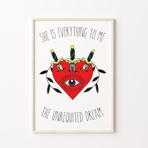 Puede incluir: Una impresión de arte imprimible con un corazón rojo con un solo ojo en el centro, atravesado por tres dagas. El texto "She is everything to me" está por encima del corazón y "The Unrequited Dream" está por debajo del corazón.