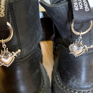 Flame Sword Herz Dr. Marten Boot Charms Strap Docs | Emo Alternativer Himmel Goth