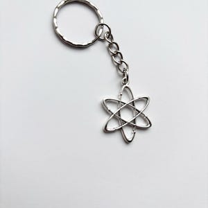 Brelok do kluczy z motywem atomu geometrycznego – nauka o nauce, fajna przestrzeń zdjęcie 2