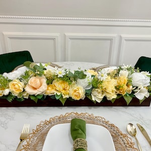 Frühlings-gelb-weißer Esstisch-Mittelstück, Sommer-Blumen-Mittelstück in Holzkiste, Muttertagsgeschenk, Pfingstrosen-Kunstblumen-Manteldekor