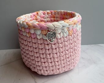 Cesta redonda de ganchillo rosa y multicolor