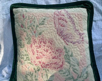 vintage borduurkussen met vlinder- en bloemmotief