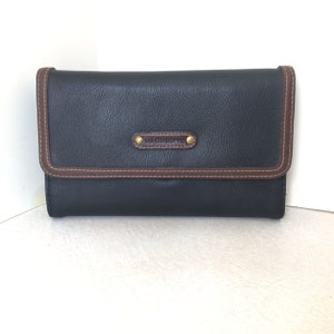 Cartera grande de piel sintética negra con ribete marrón de Liz Claiborne