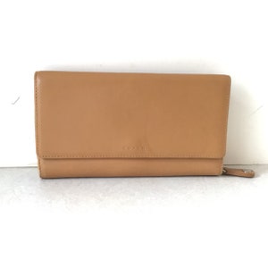 Cartera triple vintage de cuero tostado con cremallera alrededor de la sección