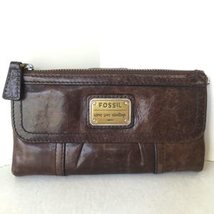 Cartera grande de piel auténtica Fossil con aspecto desgastado y marrón vintage