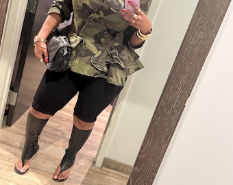 Blazer con volantes en la cintura y detalles de cremallera, con estampado de camuflaje.