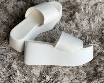 シューズ・サンダルその他 DOUCAL'S Woman Flat sandals White DD8699MARLUF073 MW13 Delana Flip Flop Sandal – Yellow Box Footwear