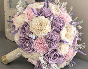 Ramo de flores Sola Wood en tonos lila y marfil con detalles en rubor, lavanda y aliento de bebé - Lanzamiento de dama de honor nupcial