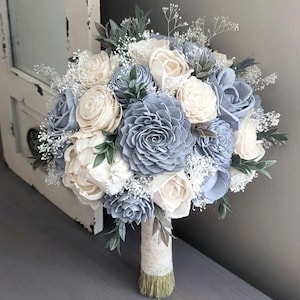 Bouquet de fleurs en bois de sola bleu ciel et ivoire avec gypsophiles et verdure - Mélange de demoiselles d'honneur pour la mariée
