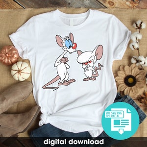Op de afbeelding: Wit T-shirt met een afbeelding van twee witte cartoonmuizen. De muizen staan ​​naast elkaar. De muis links kijkt naar rechts en de muis rechts kijkt naar links. De tekst "digitale download" staat onderaan de afbeelding. De tekst "PDF SVG PNG EPS DXF, AI" staat in een blauwe cirkel met een witte pijl die naar beneden wijst.