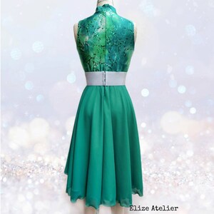 Puede incluir: Un vestido sin mangas con un corpi&ntilde;o de m&aacute;rmol verde y blanco y una falda de gasa verde s&oacute;lida. El vestido tiene una cintura blanca.