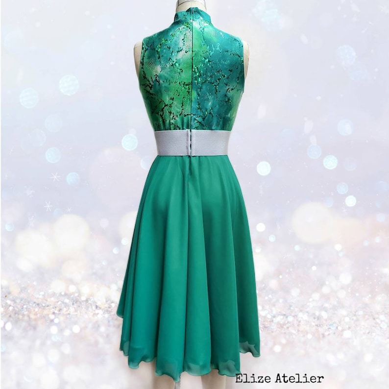 Puede incluir: Un vestido sin mangas con un corpi&ntilde;o de m&aacute;rmol verde y blanco y una falda de gasa verde s&oacute;lida. El vestido tiene una cintura blanca.