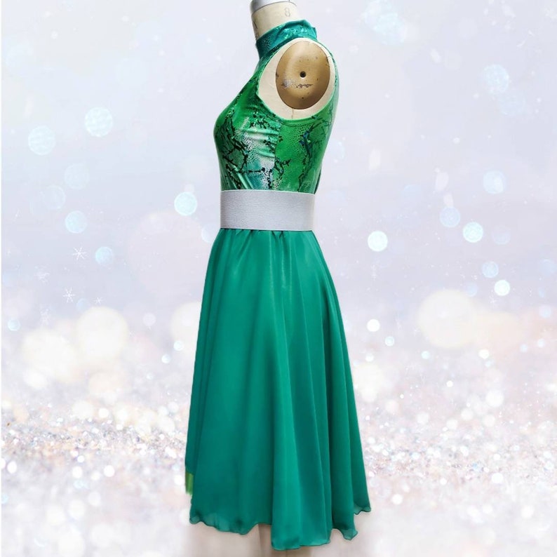 Puede incluir: Un vestido de baile verde y blanco con cuello alto y cintur&oacute;n blanco. La falda es una falda de c&iacute;rculo completo.