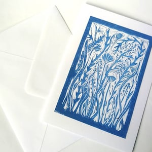 Tarjeta cortada en linóleo azul y blanco con flores silvestres impresas a mano para cualquier ocasión: cumpleaños, agradecimiento, simplemente porque sí, día de la madre, pensando en ti.