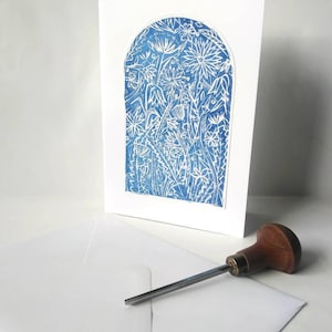 Carte de voeux linogravure faite main de fleurs sauvages. Imprimé botanique bleu. Art inspiré de la nature. Je pense à vous, sympathie, anniversaire, fête des mères.