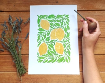 Impression lino imprimée à la main A4 art mural fruit citronné imprimé à la main. Idéal pour la cuisine ou n'importe quelle pièce de la maison. Décoration d'intérieur jaune et vert clair.