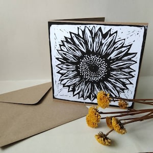 Carte imprimée lino imprimée à la main tournesol (fabriquée à partir de papier recyclé) pour toutes les occasions, juste parce que carte de voeux. Cadeau sur le thème du tournesol.