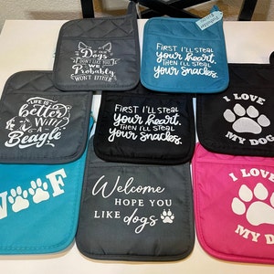 Könnte beinhalten: Set mit 10 bunten, gesteppten Topflappen mit Hundemotiven. Die Topflappen zeigen Sprüche wie "Das Leben ist besser mit einem Beagle", "Erst stehle ich dein Herz, dann stehle ich deine Snacks" und "Ich liebe meinen Hund".