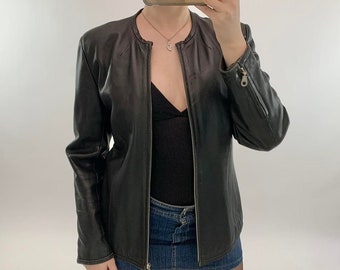 A size M, Vintage black zip up leather jacket