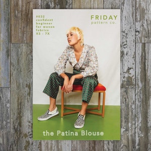 Op de afbeelding: Een naaipatroon voor een blouse genaamd "the Patina Blouse" van Friday Pattern Co. Het patroon is verkrijgbaar in de maten XS-7X en wordt beschreven als een gemakkelijk patroon voor beginners voor geweven stoffen.