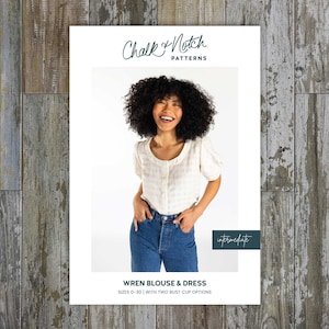 Könnte beinhalten: Eine weiße Bluse mit Puffärmeln und einem runden Ausschnitt, kombiniert mit einer blauen Jeans. Das Bild ist eine Produktanzeige für ein Schnittmuster namens "Wren Blouse & Dress" von Chalk & Notch Patterns. Das Schnittmuster umfasst die Größen 0-30 und zwei Brustumfang-Optionen. Der Schwierigkeitsgrad ist mittel.