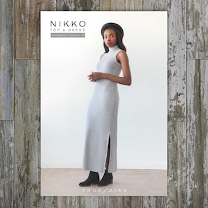 Puede incluir: Un vestido gris sin mangas con cuello alto y una abertura lateral. El vestido está siendo modelado por una persona que lleva un sombrero negro. El texto "NIKKO TOP & DRESS sewing pattern | sizes 0-18" y "TRUE/BIAS" es visible en la imagen.