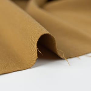 Tela de gabardina de sarga Tencel en color oro cardamomo, 62" de ancho, 5,85 oz imagen 4