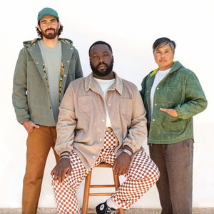 Può includere: Tre persone che indossano una giacca verde con cappuccio. La giacca ha una tasca a toppa sul lato sinistro e una tasca con patta sul lato destro. Il testo "The Beachcomber Jacket" e "FRIDAY pattern co." è visibile nella parte superiore dell'immagine. Il testo "#040 - Intermediate - For woven fabrics - Sizes XS - 7X" è visibile nella parte inferiore dell'immagine.